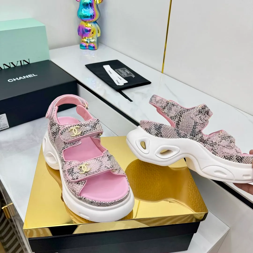 👟👟Ex-factory price 680👟👟 Top version... Chanel｜Chanel Xiaoxiang Velcro Beach Slippers Slippers Casual Beach Shoes 25ss Spring and Summer New Style! Beach shoes are a hit all over the internet! The latest model from the counter, I am still willing to buy it on my feet. It must be ranked among the most popular models. It is invincible in all seasons. Various bloggers and Internet celebrities can see the matching styles. Highly recommended. Pearlescent sheepskin upper, sheepskin lining, suede for feet. Original open-molded TPU outsole size: 35-40 (customized for 40 and 41). Full set of original packaging 👉 👉 👉 👉 👉